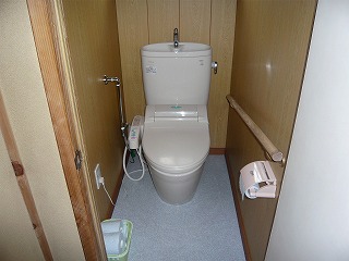 和式トイレ取り外し解体中、洋式トイレ取付後（埼玉県久喜市）