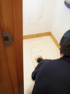 古い洋式トイレを取り外したところ（埼玉県加須市）