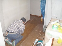 床（フローリング）施工中１（埼玉県鴻巣市）